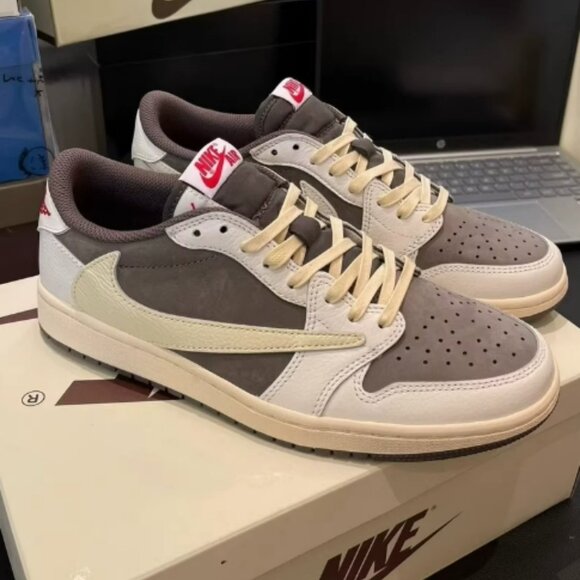 Jordan 1 Low OG x Travis Scott Reverse Mocha - Picture 2 of 9